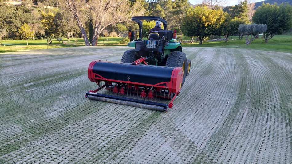 TRAITEMENT PARCOURS + AERATION ET SABLAGE DES GREENS
